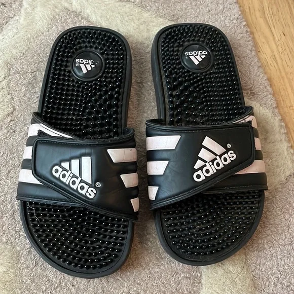 Girls Adidas slides - pink/black size 4 - Picture 1 of 6